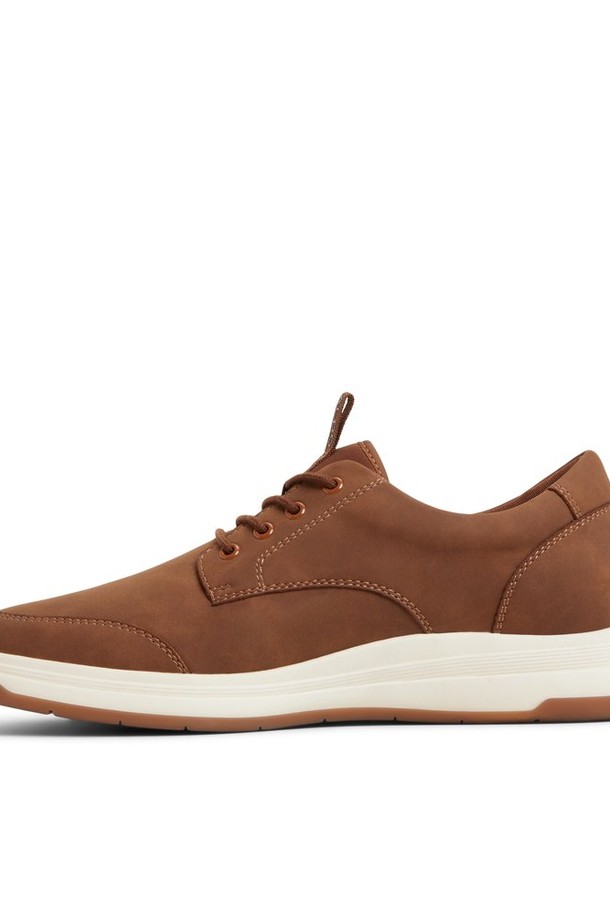 코너 레이스 업 – 황갈색 ADD2S089FZ236는 남성분들을 위한 구두입니다. 라운드 앞코 디자인과 플랫 굽으로 편안함을 강조했으며, 가죽 소재를 사용하여 고급스러운 느낌을 더했습니다. 캐주얼, 클래식, 미니멀 스타일을 즐겨 입는 분들에게 적합하며, 출근룩이나 비즈니스 캐주얼에 활용하기 좋습니다. 톤 다운된 황갈색 컬러는 봄, 여름, 가을 계절에 맞춰 다양한 스타일링을 연출할 수 있게 해줍니다. 레이스업 디자인으로 발을 안정적으로 잡아주며 로우컷 탑라인으로 제작되어 편안한 착용감을 제공합니다.