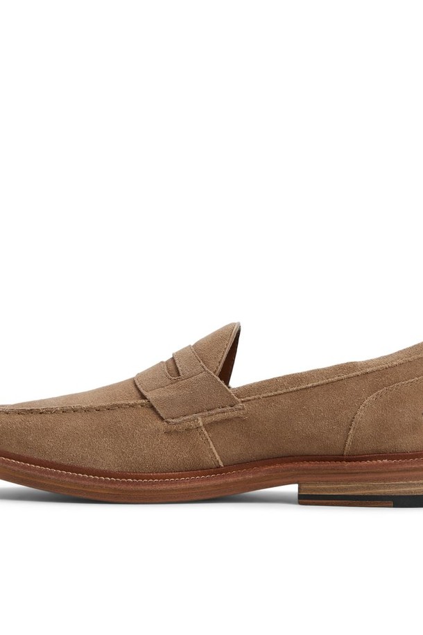 **벅클리 로퍼 - 토프 ADD2S024FZ252**는 남녀 모두 착용 가능한 유니섹스 로퍼입니다. 부드러운 소가죽 소재에 라운드 앞코 디자인으로 제작되어 편안한 착용감을 선사합니다. 토프 컬러의 무지 디자인은 클래식, 미니멀, 캐주얼 등 다양한 스타일과 잘 어울립니다. 봄, 여름, 가을 계절에 데이트룩, 쇼핑룩 등 다양한 TPO에 활용할 수 있으며, 폴리우레탄과 폴리에스터 안감으로 마감되었습니다. 슬립온 타입으로 신고 벗기 편리하며, 로우탑 디자인과 플랫 굽으로 편안함을 더했습니다.
