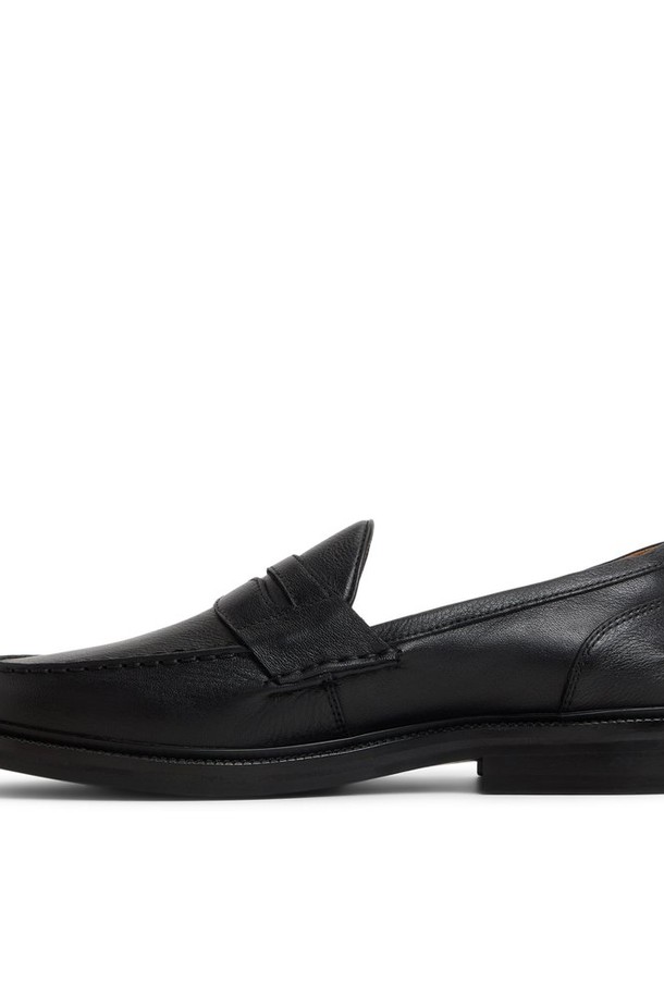 세련된 남성 스타일을 완성하는 벅클리 로퍼 - 블랙 ADD2S024FZ004입니다. 부드러운 가죽 소재로 제작되어 편안한 착용감을 선사하며, 라운드 앞코 디자인으로 클래식한 매력을 더합니다. 로우힐 굽과 슬립온 디자인으로 활동성을 높였으며, 버클 디테일이 돋보입니다. 출근룩, 비즈니스 캐주얼, 모임룩 등 다양한 TPO에 활용 가능하며, 미니멀하고 시크한 스타일을 연출하기 좋습니다. 봄, 가을 시즌에 어울리는 필수 아이템입니다.
