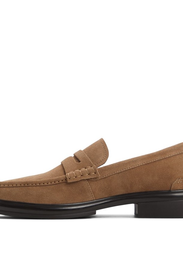 터커 로퍼 - 브라운 ADD2S003FZ240는 남성용 로퍼입니다. 부드러운 스웨이드 소재와 라운드 앞코 디자인으로, 캐주얼하면서도 클래식한 스타일을 연출합니다. 봄, 여름, 가을 계절에 적합하며, 슬립온 디자인으로 편안하게 착용할 수 있습니다. 로우컷 탑라인과 일반 발볼, 무지 패턴이 특징이며, 데이트룩과 비즈니스 캐주얼에 적합합니다. 심플한 디자인으로 다양한 스타일에 매치하기 용이한 아이템입니다.
