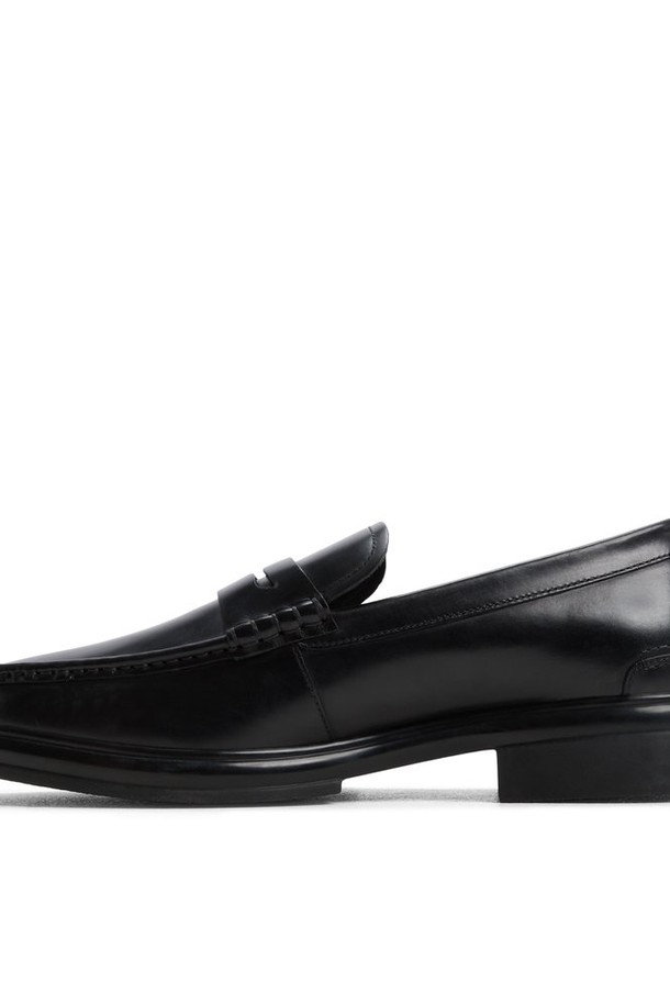 터커 로퍼 - 블랙 ADD2S003FZ001는 클래식하고 미니멀한 스타일을 추구하는 남성들을 위한 로퍼입니다. 일상, 출근룩, 비즈니스 캐주얼, 모임룩 등 다양한 TPO에 활용 가능하며, 봄, 여름, 가을 계절에 적합합니다. 블랙 컬러의 무지 디자인에 스퀘어 앞코, 로우컷 탑라인, 슬립온 디자인이 특징이며, 합성가죽 소재로 제작되었습니다. 페니 로퍼 스타일의 클래식한 디자인으로, 굽 높이는 로우힐이며 발볼은 일반입니다.
