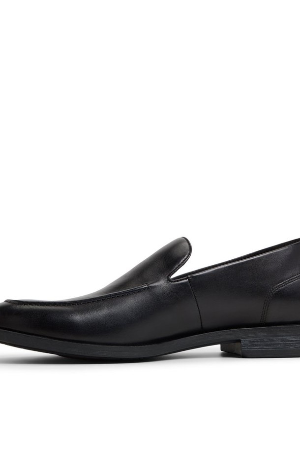 **덱스 로퍼 - 블랙 ADD2S025FZ001**

남성용 덱스 로퍼는 일상, 출근룩, 오피스룩, 데이트룩에 모두 잘 어울리는 슬립온 스타일의 로퍼입니다. 블랙 컬러의 무지 디자인으로, 봄, 여름, 가을 계절에 착용하기 좋습니다. 일자형 앞코와 로우힐 굽으로 클래식하고 미니멀한 스타일을 연출합니다. 합성가죽 소재로 제작되어 편안하며, 로우탑 디자인으로 발목을 안정적으로 감싸줍니다. 심플한 디자인과 합리적인 가격으로 데일리 아이템으로 활용하기 좋습니다.
