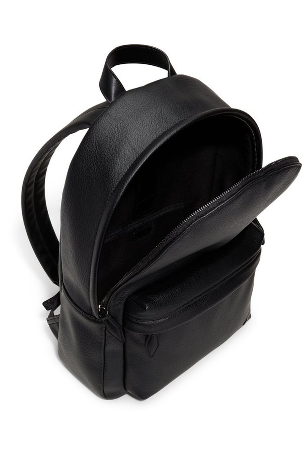 마사오 백팩 - 블랙 ADD2H060HZ009는 미니멀, 캐주얼, 시크 스타일을 추구하는 남성 고객을 위한 가방입니다. 합성가죽 소재의 미디엄 사이즈 백팩으로, 무지 디자인과 사각형 모양이 특징입니다. 심플한 디자인과 넉넉한 수납공간을 갖춰 일상 및 출근룩에 활용하기 좋습니다. 지퍼형 잠금 방식으로 소지품을 안전하게 보관할 수 있습니다.
