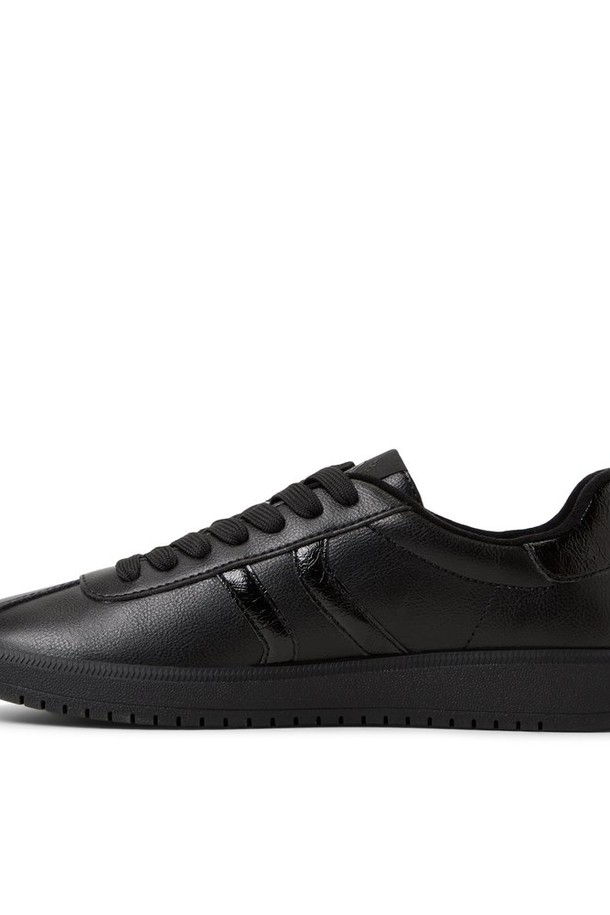 블랙 색상의 시크스니커 스니커즈 ADC1F070FZ001는 남성용으로, 사계절 내내 활용하기 좋은 데일리 슈즈입니다. 라운드 앞코와 끈으로 여미는 디자인에, 합성가죽 소재로 제작되어 편안한 착용감을 제공합니다. 플랫 굽에 로우탑 스타일로, 캐주얼, 미니멀, 클래식 스타일을 즐겨 입는 분들께 추천합니다. 출근룩이나 산책룩 등 다양한 TPO에 매치하여 심플하고 세련된 스타일을 연출해보세요. 무지 패턴으로 어떤 코디에도 쉽게 매치할 수 있는 실용적인 스니커즈입니다.
