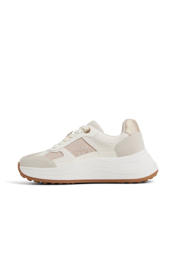 켄배리 필로우워크 스니커즈 - 토프 ADD1N067FZ252는 남성용 스니커즈로, 일상 및 워킹에 적합합니다. 부드러운 토프 컬러의 무지 디자인에 라운드 앞코와 레이스업 잠금장치가 특징입니다. 봄, 여름, 가을 계절에 착용하기 좋으며, 가볍고 편안한 착용감을 제공합니다. 합성가죽 소재로 제작되어 캐주얼, 미니멀, 클래식 스타일의 출근룩과 산책룩에 매치하기 좋습니다. 굽 높이는 낮으며, 플랫 타입으로 편안함을 더했습니다.