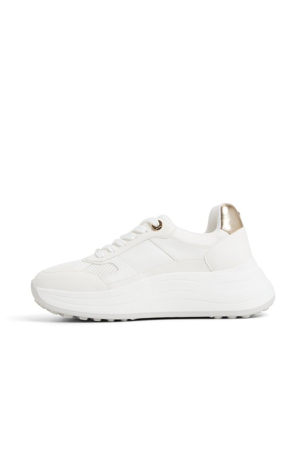 **켄배리 필로우워크 스니커즈 - 화이트 콤보 ADD1N067FZ172**는 남성용 **화이트** 컬러의 스니커즈입니다. 가볍게 제작되어 일상과 러닝 활동에 적합하며, 봄, 여름, 가을 계절에 착용하기 좋습니다. 라운드 앞코에 끈으로 여미는 디자인이며, 미니멀, 캐주얼, 스포티한 스타일을 연출할 수 있습니다. 합성가죽 소재로 제작되었으며, 낮은 굽과 플랫 형태의 밑창으로 편안한 착용감을 제공합니다. 러닝룩과 산책룩에 매치하여 활동적인 스타일을 완성해보세요.
