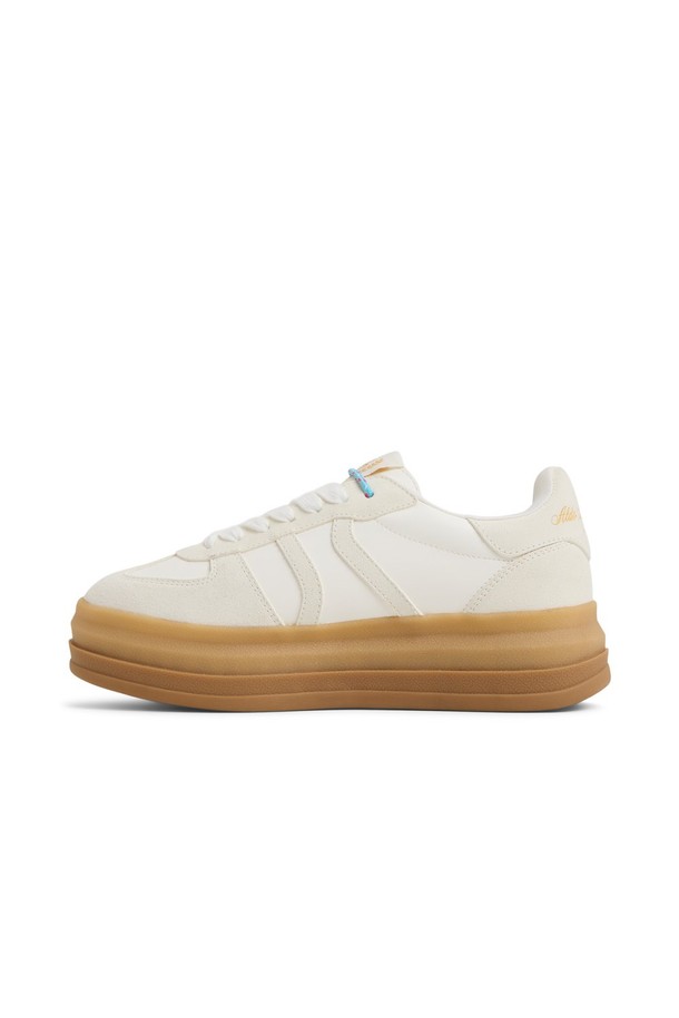 엘라브린타르 필로우워크 스니커즈 - 화이트 ADD1N009FZ100는 남성을 위한 캐주얼 스타일의 운동화입니다. 부드러운 화이트 컬러의 무지 디자인으로, 봄, 여름, 가을 계절에 산책룩을 연출하기 좋습니다. 라운드 앞코와 레이스업 잠금장치 디자인으로 편안한 착용감을 제공하며, 플랫 굽과 구름솔이 특징입니다. 로우탑 스타일로 미니멀하고 클래식한 스타일을 선호하는 분들께 적합합니다.