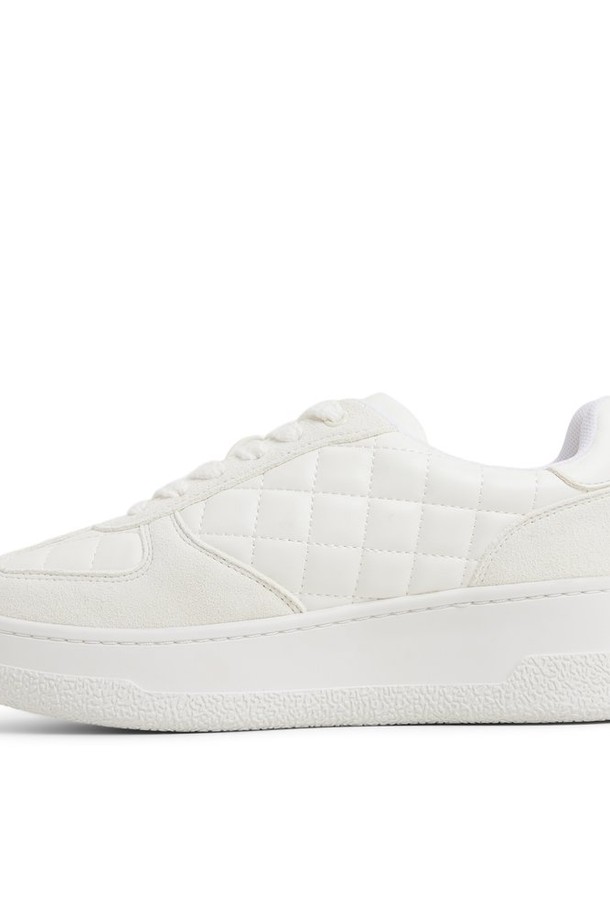 디발 필로우워크 스니커즈 - 화이트 ADD1N013FZ100는 일상, 출근룩, 산책룩에 모두 잘 어울리는 남성용 스니커즈입니다. 굽 높이가 낮고 플랫 타입으로 편안한 착용감을 제공하며, 라운드 앞코 디자인과 무지 패턴은 미니멀하면서도 클래식한 스타일을 연출합니다. 합성가죽 소재로 제작되어 관리가 용이하며, 끈으로 여미는 디자인으로 안정적인 핏을 선사합니다. 봄, 여름, 가을 계절에 활용하기 좋은, 캐주얼한 무드의 로우탑 스니커즈입니다.
