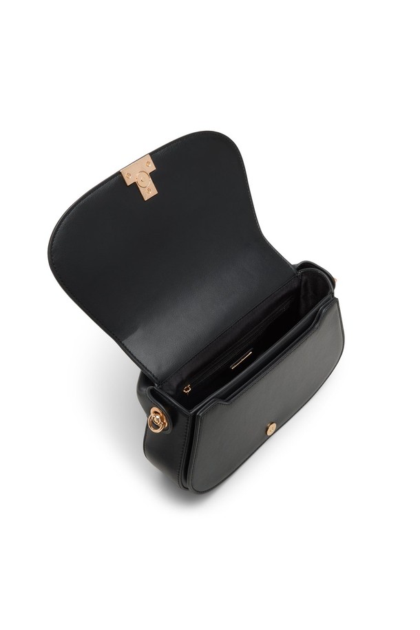 윌라마이 크로스 바디 - 블랙 ADD1H054HZ001는 여성용으로, 데이트룩, 모임룩, 오피스룩에 잘 어울리는 스타일의 크로스백입니다. 유행을 타지 않는 클래식, 미니멀, 시크한 디자인이 특징이며, 부드러운 폴리우레탄 소재로 제작되었습니다. 가방의 크기는 스몰 사이즈이며, 무지 패턴에 버클 장식이 포인트로 더해져 세련된 느낌을 줍니다. 반원 형태의 가방 모양에 탑핸들이 있어, 다양한 스타일로 연출할 수 있습니다. 버클형 잠금방식으로 내용물을 안전하게 보관할 수 있습니다.
