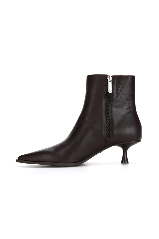 에말리 필로우워크(Emali Pillowwalk) 앵클 부츠 - 다크 브라운 ADD1B074FZ201은 가을, 겨울 시즌에 어울리는 여성용 앵클 부츠입니다. 뾰족코 디자인과 다크 브라운 컬러가 세련된 분위기를 연출하며, 가죽 소재로 제작되어 고급스러운 느낌을 더합니다. 키튼힐 굽과 지퍼형 여밈으로 편안함과 스타일을 동시에 만족시키며, 심플한 디자인으로 오피스룩, 모임룩, 데이트룩 등 다양한 TPO에 활용 가능합니다. 클래식, 미니멀, 시크 스타일을 즐겨 입는 여성에게 추천합니다.
