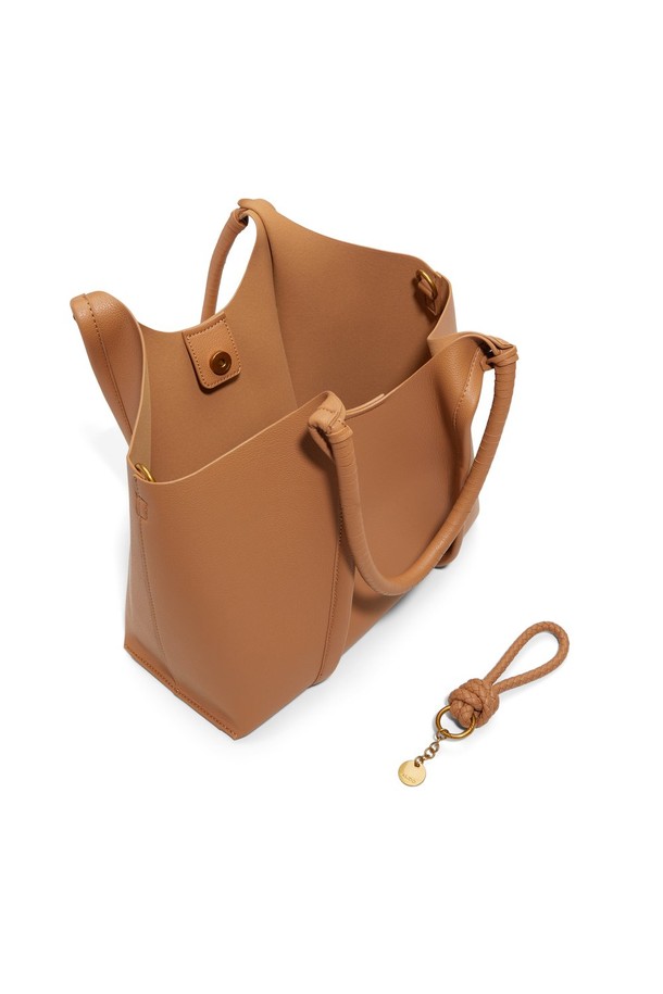 카일리니아 사첼 백 - 코냑 ADD1H106HH238는 여성스러운 분위기를 연출하는 미디엄 사이즈의 사각 숄더백입니다. 부드러운 합성가죽 소재에 코냑 및 브라운 컬러로 고급스러움을 더했으며, 무지 디자인에 태슬 장식으로 포인트를 주었습니다. 손잡이와 숄더 스트랩이 함께 구성되어 있어 다양한 스타일로 연출 가능하며, 마그네틱형 잠금 방식으로 편리하게 사용할 수 있습니다. 오피스룩, 모임룩, 데이트룩 등 클래식, 미니멀, 시크한 스타일에 완벽하게 어울립니다.
