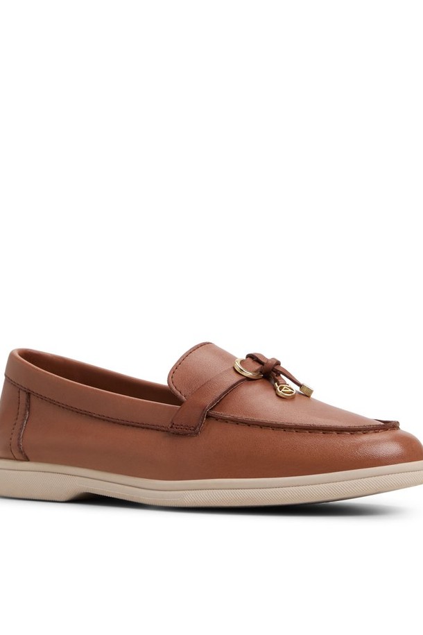 크레라스-인 필로우워크 로퍼는 여성스러움을 강조하는 로우컷 디자인으로, 부드러운 미디엄 브라운 컬러의 가죽 소재를 사용하여 고급스러운 분위기를 연출합니다. 라운드 앞코와 슬립온 스타일로 편안한 착용감을 제공하며, 플랫 굽과 필로우 쿠션으로 편안함을 더했습니다. 일상, 출근룩, 오피스룩, 모임룩 등 다양한 TPO에 활용 가능한 실용적인 아이템입니다. 클래식, 미니멀, 캐주얼 스타일을 즐겨 입는 여성분들에게 추천합니다.
