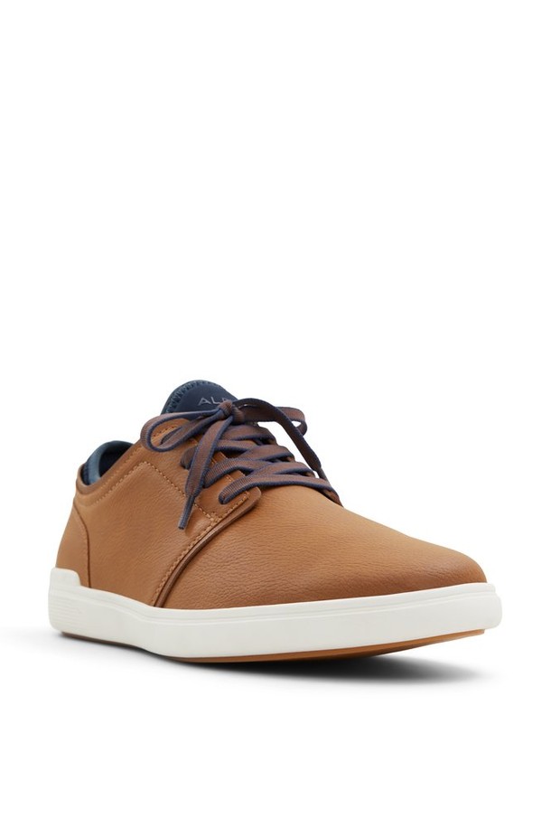 오모노 필로우워크 스니커즈 - 코냑 ADC2N140FZ220은 남성용 신발로, 일상생활과 출근룩, 데이트룩에 모두 잘 어울리는 캐주얼, 미니멀, 클래식 스타일의 스니커즈입니다. 부드러운 합성가죽 소재에 라운드 앞코 디자인으로 편안한 착용감을 제공하며, 굽 높이는 낮고 플랫 타입입니다. 코냑 색상과 무지 패턴이 세련된 느낌을 주며, 끈으로 여미는 로우탑 디자인은 다양한 스타일에 매치하기 좋습니다. 봄, 여름, 가을 계절에 활용하기 좋은 데일리 스니커즈입니다.
