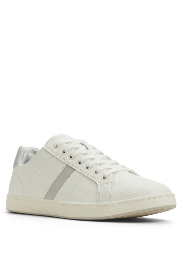 코엘린 필로우워크 스니커즈 - 화이트 ADC2N146FZ100는 남성을 위한 캐주얼 스니커즈입니다. 봄, 여름, 가을에 어울리는 이 신발은 라운드 앞코에 무지 디자인으로 심플함을 더했습니다. 합성가죽 소재로 제작되었으며, 플랫 굽과 끈으로 편안한 착용감을 제공합니다. 로우탑 디자인으로 산책룩, 미니멀 스타일 연출에 적합합니다. 평상시 편안하게 신을 수 있는 데일리 슈즈입니다.
