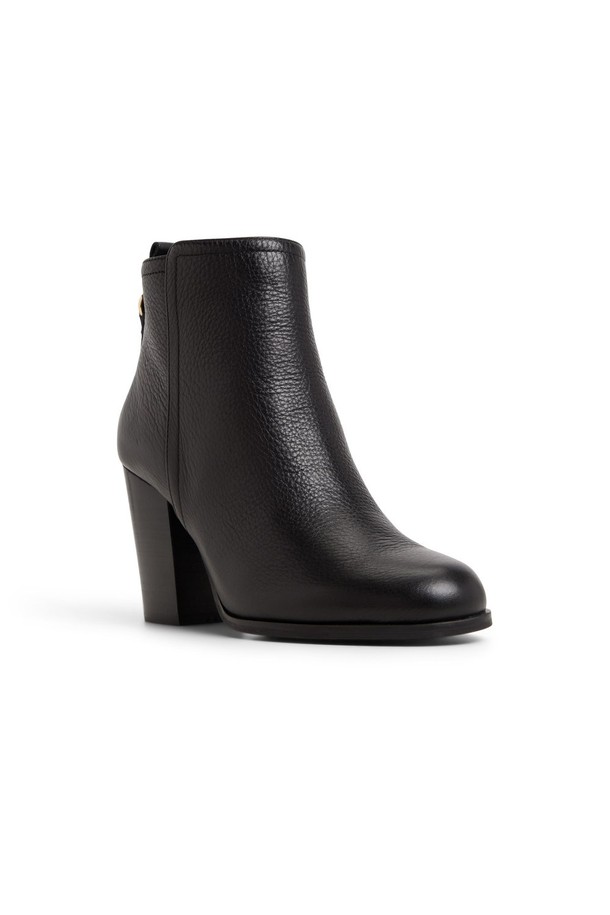 노에미아 필로우워크 앵클 부츠 - 블랙 ADD1B077FZ001는 여성용 앵클 부츠입니다. 가을과 겨울에 어울리는 블랙 컬러의 라운드 토 디자인으로, 가죽 소재와 청키힐 굽을 사용하여 클래식, 미니멀, 시크한 스타일을 연출합니다. 사이드 지퍼로 편안하게 착용 가능하며, 데이트룩, 오피스룩, 겨울 데일리룩 등 다양한 TPO에 활용할 수 있습니다. 하이힐 굽은 세련된 실루엣을 완성하며, 무지 패턴으로 어떤 옷에도 쉽게 매치할 수 있습니다.
