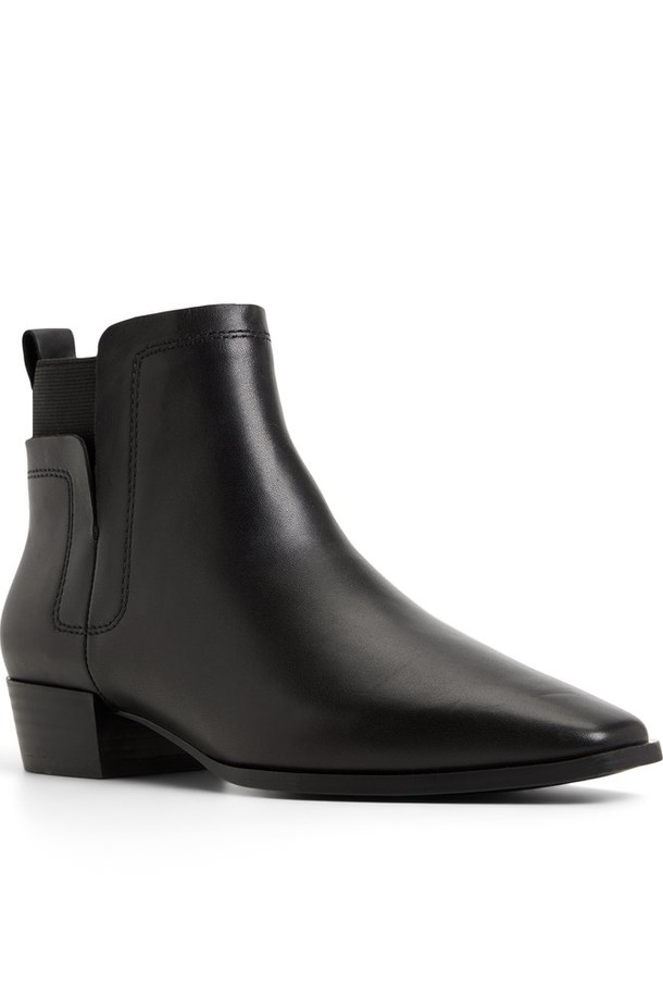 라넬다르 필로우워크 앵클 부츠 - 블랙 ADD1B078FZ001는 여성 고객을 위한 앵클 부츠입니다. 뾰족한 앞코와 로우힐 디자인으로, 가을과 겨울에 일상 및 출근, 오피스, 모임룩에 모두 잘 어울립니다. 심플한 디자인과 앵클 길이로 클래식, 미니멀, 시크한 스타일을 연출하기 좋습니다. 합성가죽 소재에 슬립온 방식으로 제작되었으며, 안감은 없습니다. 무지 패턴의 블랙 컬러로 다양한 스타일에 매치하기 용이합니다.
