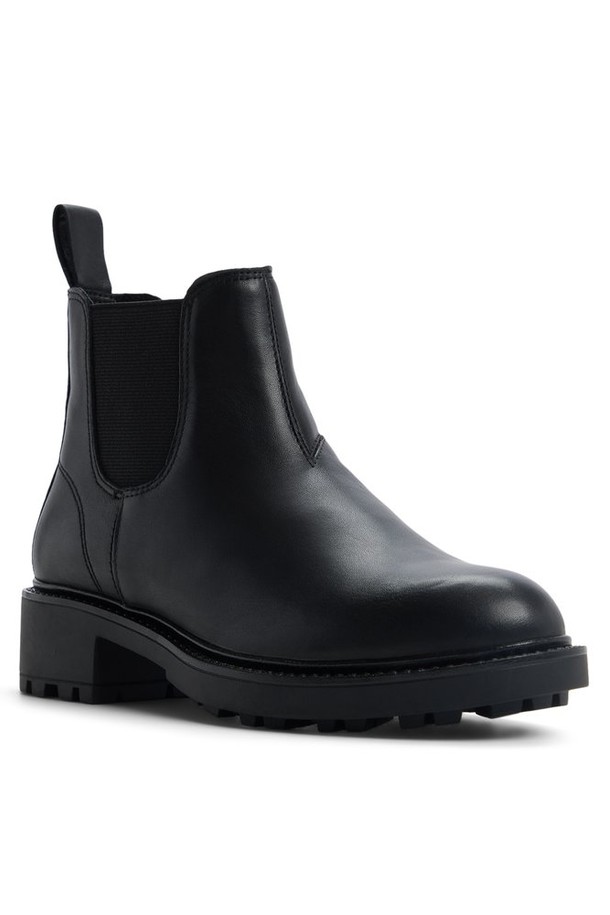 페이버셤 앵클 부츠 - 블랙 ADD1B075FZ001은 여성용 앵클 부츠로, 가을과 겨울에 착용하기 좋습니다. 라운드 앞코에 블랙 컬러, 가죽 소재로 제작되어 클래식, 미니멀, 시크한 스타일을 연출합니다. 일상, 출근룩, 모임룩에 모두 잘 어울리는 디자인이며, 고무밴드와 로우힐 굽으로 편안함과 스타일을 동시에 잡았습니다. 심플하고 베이직한 디자인으로 다양한 스타일에 매치하기 용이합니다.
