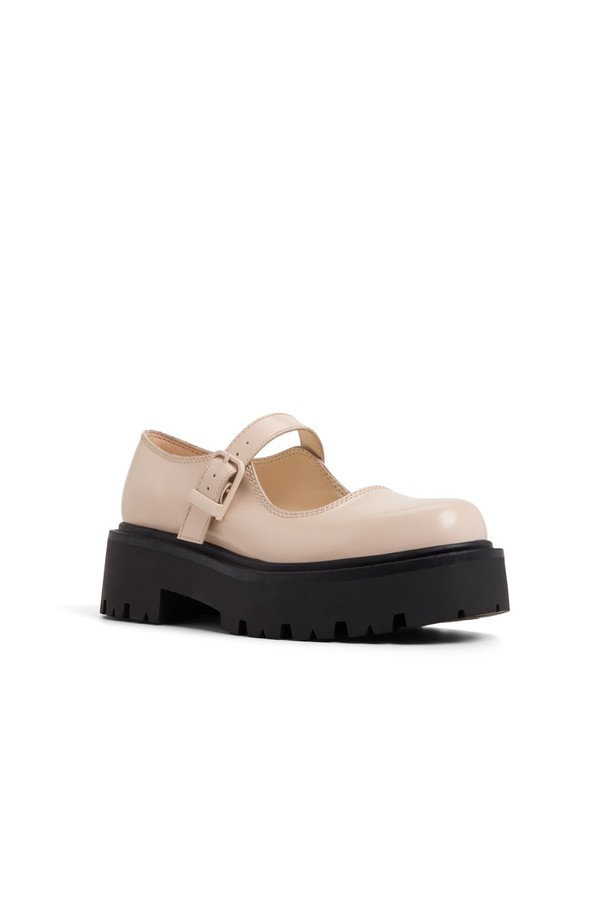 아리곤 필로우워크 로퍼 - 베이지 ADD1S005FZ280는 여성용 로퍼로, 일상생활에서 편안하게 착용할 수 있습니다. 부드러운 합성가죽 소재에 라운드 앞코 디자인으로 제작되었으며, 로우힐 굽으로 안정적인 착화감을 제공합니다. 베이지 컬러에 무지 패턴으로 어떤 스타일에도 잘 어울리며, 출근룩, 모임룩 등 다양한 TPO에 활용하기 좋습니다. 필로우 쿠션 디테일이 더해져 편안함과 스타일을 동시에 만족시키는 클래식, 미니멀, 캐주얼 스타일의 로퍼입니다.
