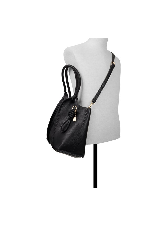 카일리니아 사첼 백 - 블랙 ADC1H170HZ006은 여성스러운 오피스룩, 출근룩, 모임룩에 완벽하게 어울리는 미디엄 사이즈의 사각 숄더백입니다. 부드러운 합성가죽 소재에 무지 디자인으로 제작되어 미니멀하고 시크한 스타일을 연출합니다. 클래식한 디자인과 버클 장식이 세련된 포인트를 더하며, 지퍼형 잠금 방식으로 소지품을 안전하게 보관할 수 있습니다. 토트백 스타일로도 활용 가능하며, 숄더 스트랩으로 다양한 연출이 가능합니다. 데일리백으로 활용하여 세련된 스타일을 완성해보세요.
