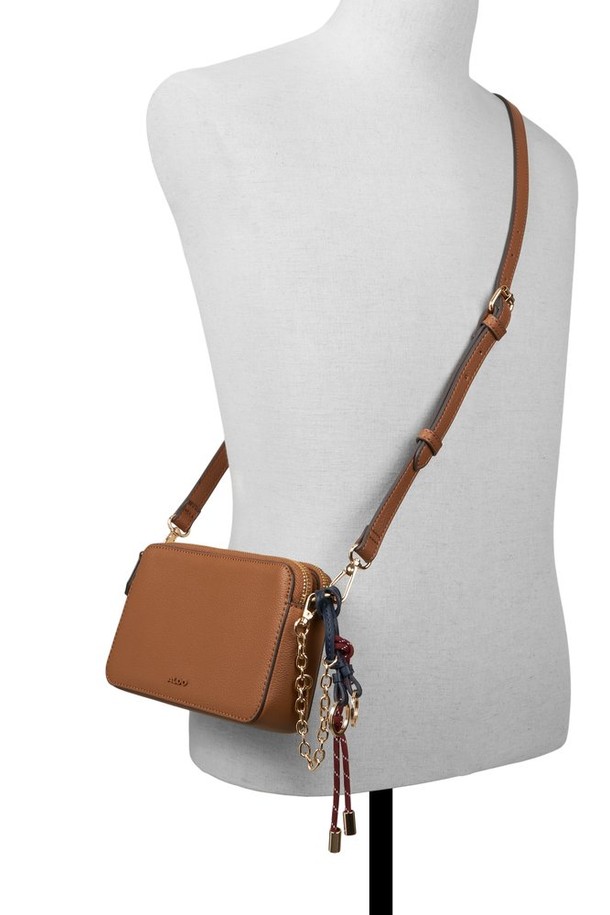 세련된 디자인의 데미 크로스 바디 - 탄(TAN) ADD1H090HZ274 가방입니다. 부드러운 합성가죽 소재에 탄(TAN) 컬러로 제작되어, 미니멀하고 시크한 스타일을 연출합니다. 버클 장식과 사각 모양이 특징이며, 숄더 스트랩으로 크로스백 또는 숄더백으로 활용 가능합니다. 지퍼형 잠금 방식으로 소지품을 안전하게 보관할 수 있으며, 데이트룩, 모임룩에 잘 어울립니다. 클래식, 미니멀, 시크 스타일을 즐겨 입는 여성분들께 추천합니다.
