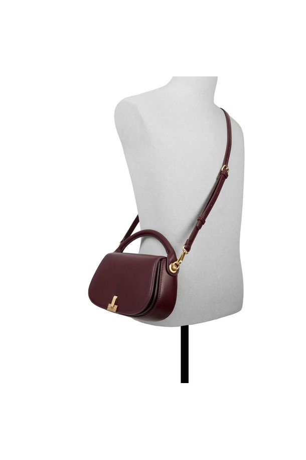 윌라마이 크로스 바디 - 다크 플럼 ADD1H054HZ508는 여성용 크로스백입니다. 미디엄 사이즈의 합성가죽 소재, 무지 패턴에 버클 장식이 돋보이는 반원 형태의 가방입니다. 다크 플럼 색상으로 세련된 분위기를 연출하며, 숄더 스트랩은 탈부착이 가능하여 실용적입니다. 버클형 잠금 방식으로 내용물을 안전하게 보호하며, 데이트룩, 모임룩, 소개팅룩 등 다양한 TPO에 활용 가능합니다. 클래식, 미니멀, 시크 스타일을 즐기는 여성에게 추천하며, 크로스백 기능으로 편안함을 더합니다.
