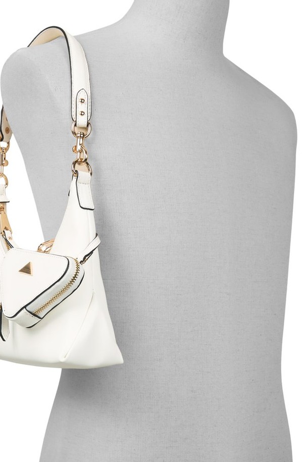 엠티엘72퍼스 숄더 백 - 화이트 ADD1H053HZ100는 여성스러운 스타일을 완성하는 미디엄 사이즈 숄더백입니다. 부드러운 합성가죽 소재에 깔끔한 무지 디자인으로, 클래식, 미니멀, 시크 스타일을 연출하기 좋습니다. 가방 전면에 체인 장식이 더해져 세련된 포인트를 주며, 데이트룩, 모임룩, 소개팅룩 등 다양한 TPO에 활용할 수 있습니다. 지퍼형 잠금 방식과 미니 파우치가 포함되어 실용성까지 갖춘 아이템입니다. 사각형 디자인으로 어떤 스타일에도 잘 어울립니다.
