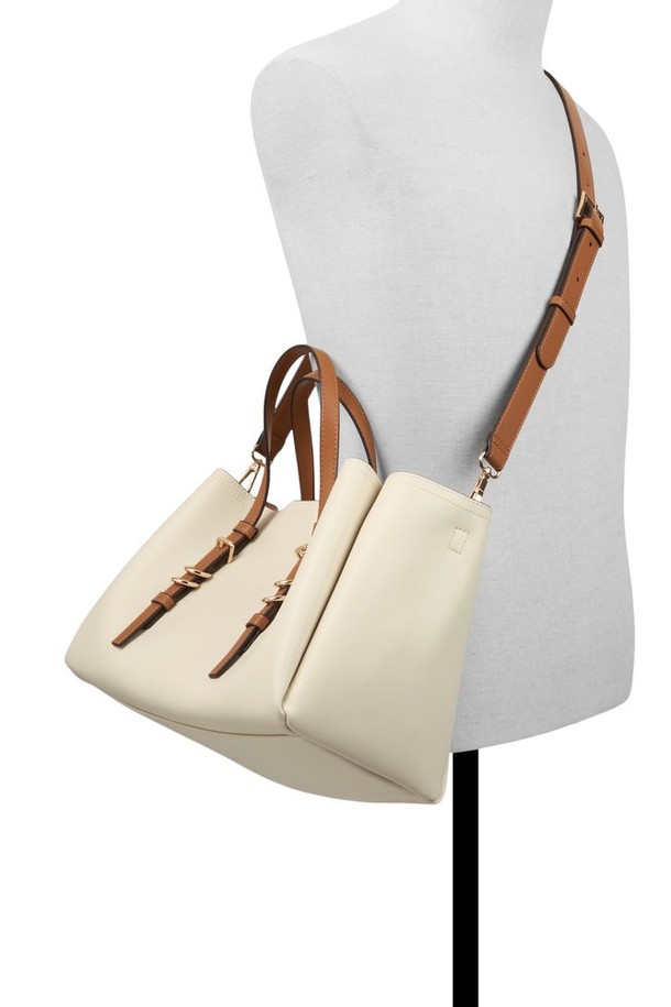 멜리야 사첼 백 - 본 ADD1H100HZ168은 여성용 사첼백입니다. 아이보리, 브라운 두 가지 색상으로 제공되며, 합성가죽 소재에 버클 장식이 돋보이는 디자인입니다. 미디엄 사이즈의 사각 쉐입으로, 숄더 스트랩과 손잡이가 있어 다양한 스타일로 연출할 수 있습니다. 무지 패턴에 투톤 컬러로 포인트를 주어 클래식, 미니멀, 시크 스타일에 매치하기 좋으며, 오피스룩, 모임룩, 데이트룩 등 TPO에 맞춰 활용할 수 있습니다. 버클형 잠금 방식으로 소지품을 안전하게 보관할 수 있습니다.
