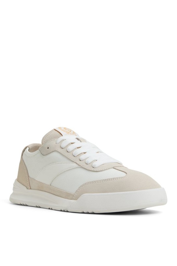 클럽엠티엘 스니커즈 - 화이트 ADD2N029FZ100은 캐주얼 및 미니멀 스타일을 추구하는 남성들을 위한 신발입니다. 캔버스 및 합성가죽 소재로 제작되어 편안함과 내구성을 동시에 제공하며, 라운드 앞코 디자인으로 발을 편안하게 감싸줍니다. 화이트 색상에 무지 패턴으로 어떤 옷에도 잘 어울리며, 봄, 여름, 가을 계절에 활용하기 좋습니다. 레이스업 방식으로 끈을 묶어 안정적인 착용감을 선사하며, 로우탑 디자인과 낮은 굽 높이, 가벼운 무게감으로 편안한 일상 착용을 돕습니다.
