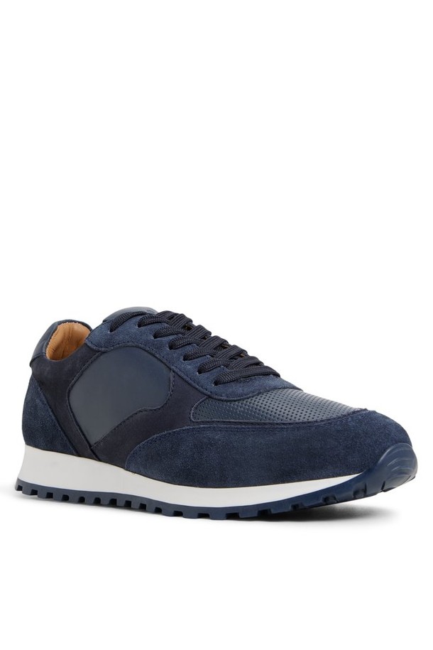 고르도 스니커즈 - 네이비 ADD2N087FZ410는 남성용 스니커즈로, 캐주얼, 미니멀, 스포티 스타일을 연출하기 좋습니다. 네이비 컬러의 무지 디자인으로, 스웨이드와 합성가죽 소재를 사용하여 제작되었습니다. 라운드 앞코에 끈형으로 여미는 로우탑 디자인이며, 봄, 여름, 가을 계절에 일상 및 러닝 용도로 활용 가능합니다. 가볍게 제작되어 편안한 착용감을 제공하며, 러닝룩과 산책룩에 잘 어울립니다.
