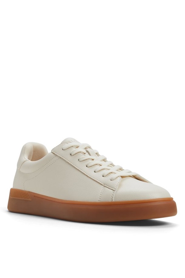 **쿨스펙 스니커즈 - 내추럴 ADB2N187FZ109**는 남성용 신발로, 일상생활에서 편안하게 착용할 수 있는 스니커즈입니다. 내추럴, 화이트, 브라운의 세 가지 색상으로 제공되며, 라운드 앞코에 레이스업 스타일로 디자인되었습니다. 합성가죽 소재를 사용하여 제작되었으며, 봄, 여름, 가을 계절에 착용하기 적합합니다. 캐주얼, 미니멀, 클래식 스타일을 선호하는 분들께 데이트룩, 산책룩 등 다양한 TPO에 맞춰 활용할 수 있는 베이직한 디자인의 로우탑 스니커즈입니다.
