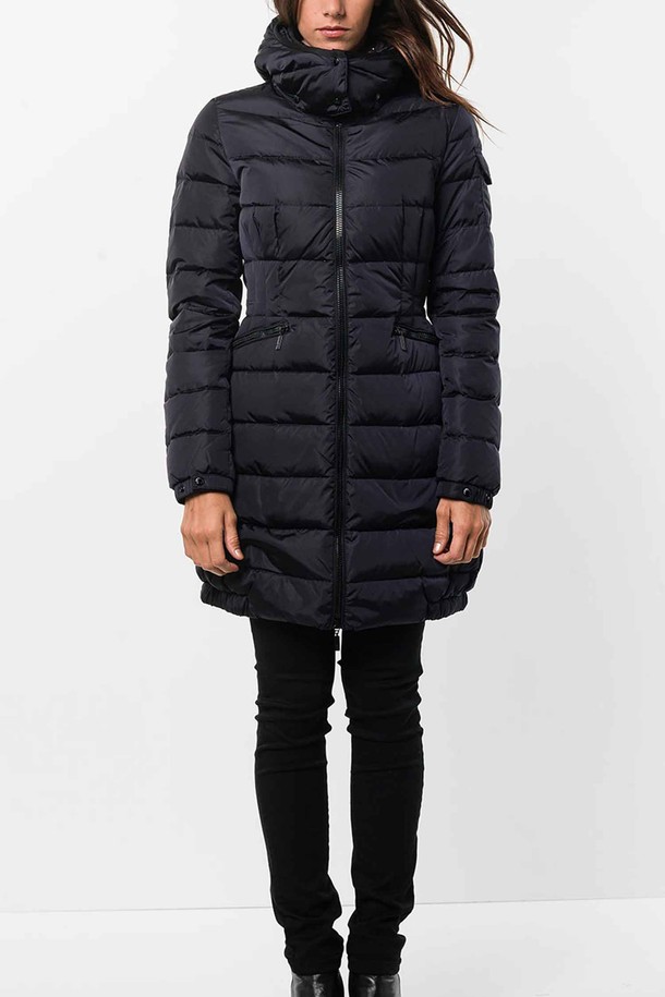 몽클레르 키즈 샤르팔(CHARPAL) 다운 패딩은 여아를 위한 겨울철 필수 아이템입니다. 네이비와 블랙 두 가지 색상으로 출시되었으며, 캐주얼 스타일을 연출하기 좋습니다. 100% 나일론 소재로 제작되어 보온성과 방수 기능을 갖췄으며, 두꺼운 두께감으로 추운 날씨에도 따뜻하게 착용할 수 있습니다. 퀄팅 디자인과 레귤러핏으로 디자인되어 활동성을 높였으며, 집업 방식으로 간편하게 입고 벗을 수 있습니다.
