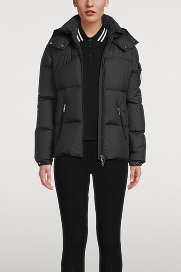 몽클레어 푸르민 여성 다운 패딩 FOURMINE은 겨울철 일상과 출근룩에 모두 잘 어울리는 여성용 다운 패딩입니다. 슬림핏 디자인의 블랙 컬러 숏패딩으로, 캐주얼하고 미니멀한 스타일을 연출합니다. 나일론 소재와 두꺼운 두께감으로 보온성과 방풍 기능을 갖춰 추운 날씨에도 따뜻하게 착용할 수 있습니다. 긴 소매와 후드, 퀄팅 디테일, 집업 여밈 방식이 특징이며, 안감은 패딩으로 마감되었습니다.
