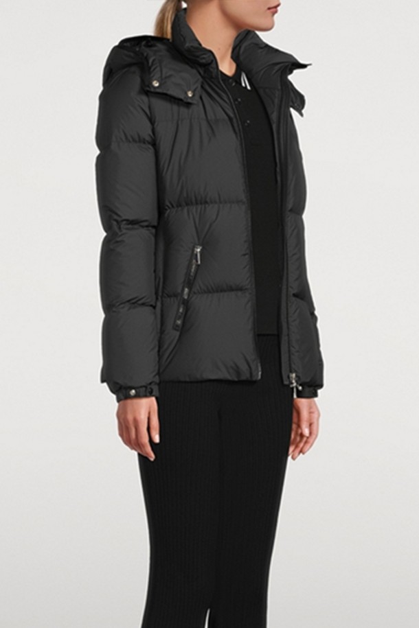 몽클레어 푸르민 여성 다운 패딩 FOURMINE은 겨울철 일상과 출근룩에 모두 잘 어울리는 여성용 다운 패딩입니다. 슬림핏 디자인의 블랙 컬러 숏패딩으로, 캐주얼하고 미니멀한 스타일을 연출합니다. 나일론 소재와 두꺼운 두께감으로 보온성과 방풍 기능을 갖춰 추운 날씨에도 따뜻하게 착용할 수 있습니다. 긴 소매와 후드, 퀄팅 디테일, 집업 여밈 방식이 특징이며, 안감은 패딩으로 마감되었습니다.
