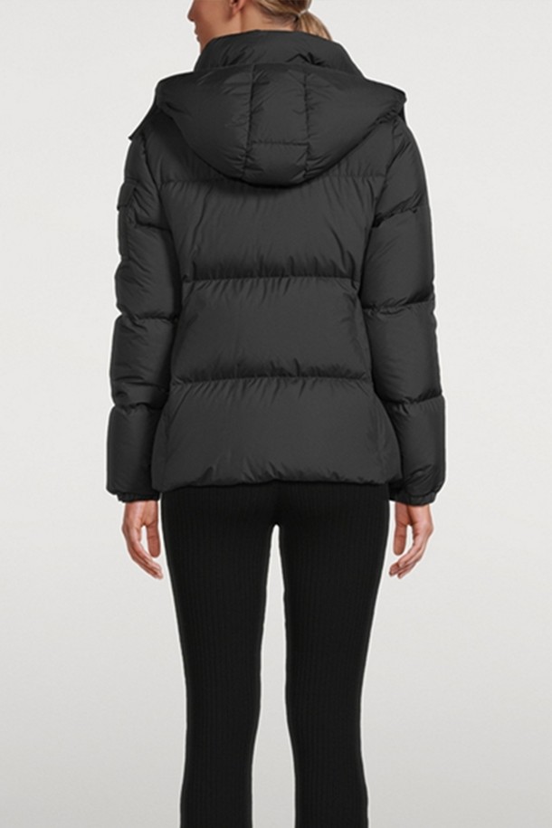 몽클레어 푸르민 여성 다운 패딩 FOURMINE은 겨울철 일상과 출근룩에 모두 잘 어울리는 여성용 다운 패딩입니다. 슬림핏 디자인의 블랙 컬러 숏패딩으로, 캐주얼하고 미니멀한 스타일을 연출합니다. 나일론 소재와 두꺼운 두께감으로 보온성과 방풍 기능을 갖춰 추운 날씨에도 따뜻하게 착용할 수 있습니다. 긴 소매와 후드, 퀄팅 디테일, 집업 여밈 방식이 특징이며, 안감은 패딩으로 마감되었습니다.
