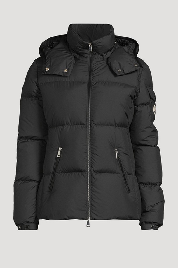 몽클레어 푸르민 여성 다운 패딩 FOURMINE은 겨울철 일상과 출근룩에 모두 잘 어울리는 여성용 다운 패딩입니다. 슬림핏 디자인의 블랙 컬러 숏패딩으로, 캐주얼하고 미니멀한 스타일을 연출합니다. 나일론 소재와 두꺼운 두께감으로 보온성과 방풍 기능을 갖춰 추운 날씨에도 따뜻하게 착용할 수 있습니다. 긴 소매와 후드, 퀄팅 디테일, 집업 여밈 방식이 특징이며, 안감은 패딩으로 마감되었습니다.
