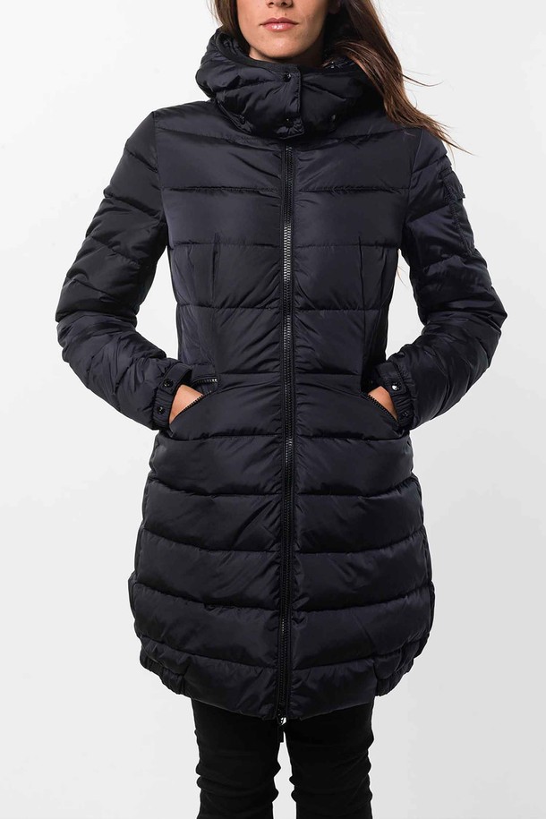 몽클레르 키즈 샤르팔(CHARPAL) 다운 패딩은 여아를 위한 겨울철 필수 아이템입니다. 네이비와 블랙 두 가지 색상으로 출시되었으며, 캐주얼 스타일을 연출하기 좋습니다. 100% 나일론 소재로 제작되어 보온성과 방수 기능을 갖췄으며, 두꺼운 두께감으로 추운 날씨에도 따뜻하게 착용할 수 있습니다. 퀄팅 디자인과 레귤러핏으로 디자인되어 활동성을 높였으며, 집업 방식으로 간편하게 입고 벗을 수 있습니다.
