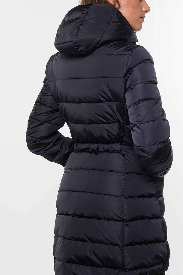 몽클레르 키즈 샤르팔(CHARPAL) 다운 패딩은 여아를 위한 겨울철 필수 아이템입니다. 네이비와 블랙 두 가지 색상으로 출시되었으며, 캐주얼 스타일을 연출하기 좋습니다. 100% 나일론 소재로 제작되어 보온성과 방수 기능을 갖췄으며, 두꺼운 두께감으로 추운 날씨에도 따뜻하게 착용할 수 있습니다. 퀄팅 디자인과 레귤러핏으로 디자인되어 활동성을 높였으며, 집업 방식으로 간편하게 입고 벗을 수 있습니다.
