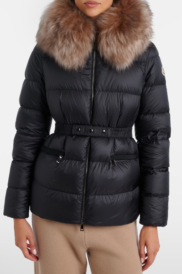 몽클레르 보에드 여성 패딩 BOED는 클래식하고 미니멀한 스타일을 추구하는 여성들을 위한 겨울철 필수 아이템입니다. 부드러운 양모 소재와 두꺼운 두께감으로 뛰어난 보온성을 제공하며 일상생활에서 스타일리시하게 착용할 수 있습니다. 블랙 컬러의 무지 디자인에 허리 벨트와 퍼 카라 디테일이 더해져 세련된 분위기를 연출합니다. 집업 방식으로 간편하게 착용 가능하며, 크롭 기장과 숏패딩 디자인이 다리 라인을 더욱 길어 보이게 합니다. 긴 소매 기장의 패딩 안감으로 추운 날씨에도 따뜻하게 몸을 보호해 줍니다.
