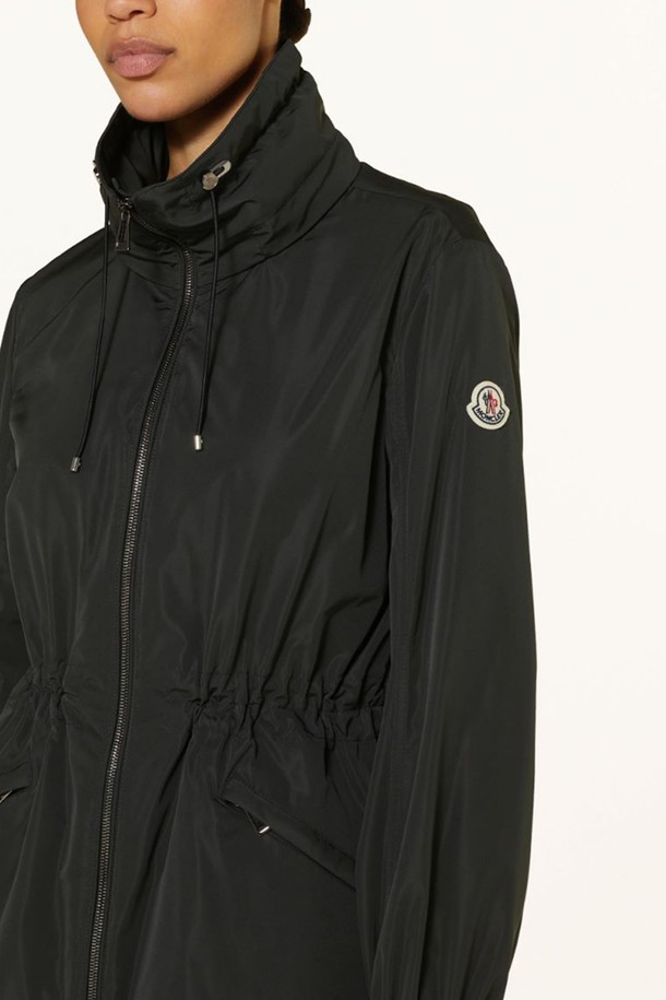 몽클레르 에넷 여성 재킷 바람막이(ENET)는 캐주얼, 스포티, 미니멀 스타일을 모두 아우르는 여성용 아우터입니다. 봄, 가을 간절기에 적합하며, 나일론 소재로 제작되어 부드러운 촉감을 선사합니다. 무지 디자인에 블랙과 베이지 두 가지 색상으로 출시되어 다양한 룩에 활용하기 좋습니다. 레귤러 기장의 긴 소매와 집업 여밈 방식, 후드와 스트링 디테일이 돋보이는 바람막이 스타일의 재킷입니다. 정사이즈 핏으로 편안하게 착용할 수 있으며, 일상생활에서 활용하기 좋은 아이템입니다.
