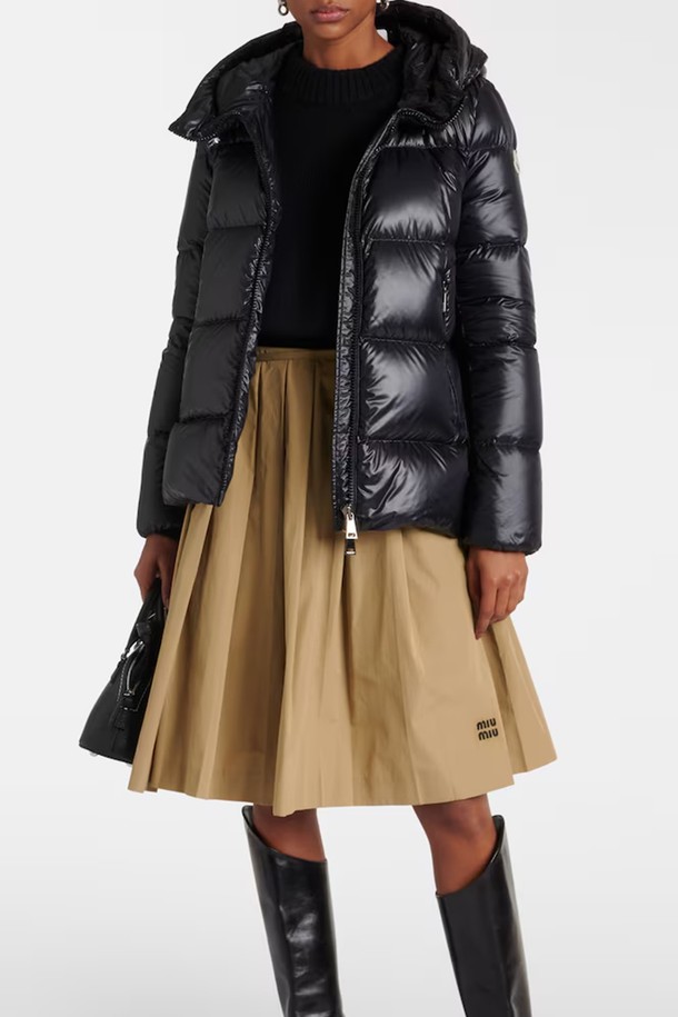 몽클레어 세리테스 여성 패딩(SERITTES)은 겨울철 보온성을 책임지는 여성용 숏패딩입니다. 미니멀한 스타일의 블랙 컬러 무지 디자인으로, 다양한 스타일에 매치하기 용이합니다. 나일론 소재와 두꺼운 두께감으로 뛰어난 보온성을 제공하며, 광택감 있는 표면이 특징입니다. 집업 여밈 방식과 긴 소매 기장으로 편안함을 더했으며, 정사이즈 핏으로 제작되었습니다. 데일리룩에 활용하기 좋은 세련된 겨울 아우터입니다.
