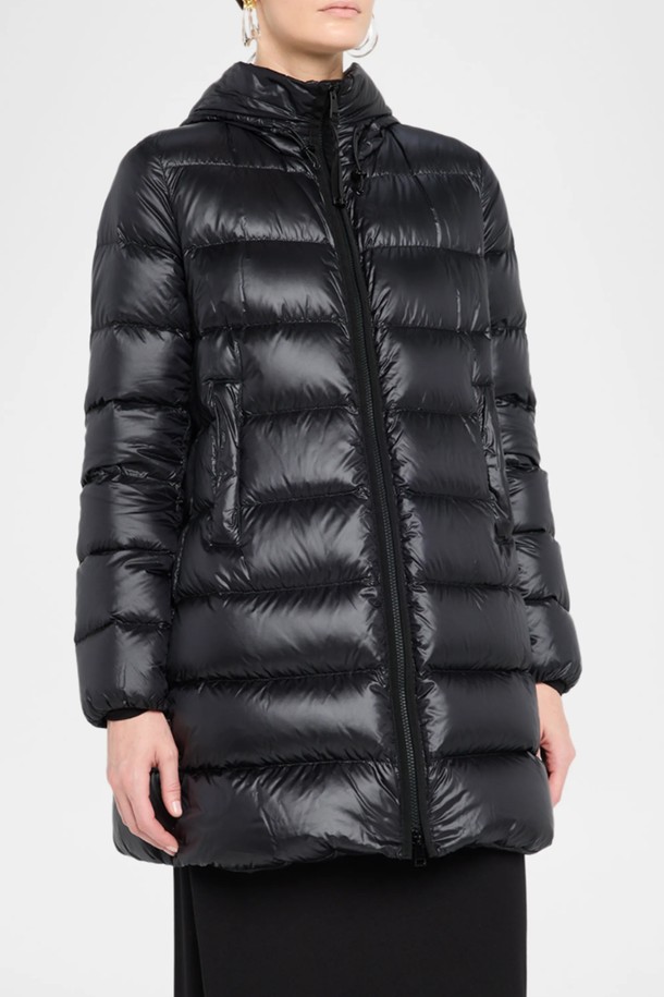 몽클레어 수에이네 여성 롱패딩은 겨울철 추위로부터 당신을 보호해 줄 방풍 기능과 보온성을 갖춘 여성용 롱패딩입니다. 부드러운 촉감의 나일론 소재와 두꺼운 두께감으로 제작되어 편안한 착용감을 선사합니다. 미니멀한 스타일과 무지 디자인, 블랙 컬러는 어떤 스타일에도 잘 어울리는 세련된 분위기를 연출합니다. 롱 기장의 오버핏 디자인과 집업 여밈 방식으로 편안함과 활동성을 높였으며, 긴 소매와 광택감 있는 디테일이 특징입니다. 안감과 패딩 충전재로 더욱 따뜻하게 겨울을 보낼 수 있습니다.
