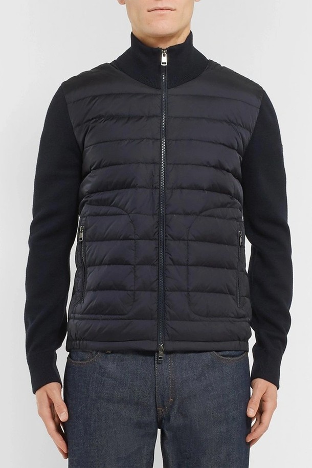 몽클레르(Moncler) 남성 가디건 니트 패딩 CARDIGAN은 가을, 겨울 시즌에 어울리는 남성용 아우터입니다. 블랙(Black) 및 네이비(Navy) 컬러로 출시되었으며, 캐주얼 및 미니멀 스타일을 선호하는 분들께 적합합니다. 니트 소재와 패딩의 조합으로 부드러운 촉감과 두꺼운 두께감을 자랑하며, 집업 스타일과 레귤러핏으로 편안한 착용감을 제공합니다. 출근룩과 비즈니스 캐주얼에 활용하기 좋으며, 긴 소매와 레귤러 기장으로 디자인되었습니다.
