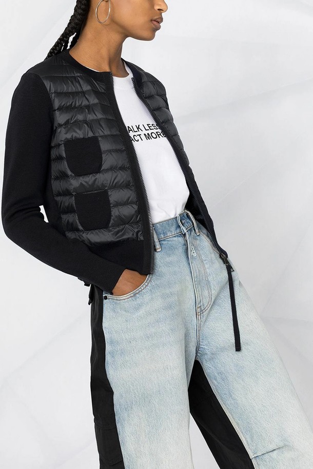 몽클레르 울 가디건 여성 니트패딩 CARDIGAN은 캐주얼, 미니멀, 클래식 스타일을 선호하는 여성들을 위한 블랙 컬러의 아우터입니다. 울과 나일론 혼방 소재로 제작되어 부드러운 촉감과 두꺼운 두께감으로 가을, 겨울 시즌 보온성을 제공합니다. 레귤러 핏의 집업 스타일 가디건으로, 패딩 디테일이 돋보이는 니트패딩 코트 타입입니다. 출근룩으로도 활용 가능한 베이직하고 세련된 디자인이 특징입니다. 긴 소매 기장의 레귤러 기장으로 다양한 스타일 연출이 가능합니다.
