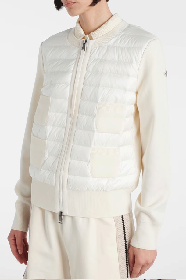 몽클레르 울 가디건 여성 니트패딩 CARDIGAN은 여성스러운 실루엣을 강조하는 미니멀하고 클래식한 스타일의 가을/겨울용 아우터입니다. 부드러운 울 소재와 두꺼운 두께감으로 포근한 착용감을 선사하며, 패딩 디테일과 안감으로 보온성을 높였습니다. 아이보리, 화이트 컬러의 무지 디자인으로 어떤 출근룩에도 매치하기 용이하며, 집업 여밈 방식과 레귤러핏으로 편안하게 착용할 수 있습니다. 긴 소매 기장의 레귤러 기장 가디건으로, 세련되고 우아한 분위기를 연출합니다.
