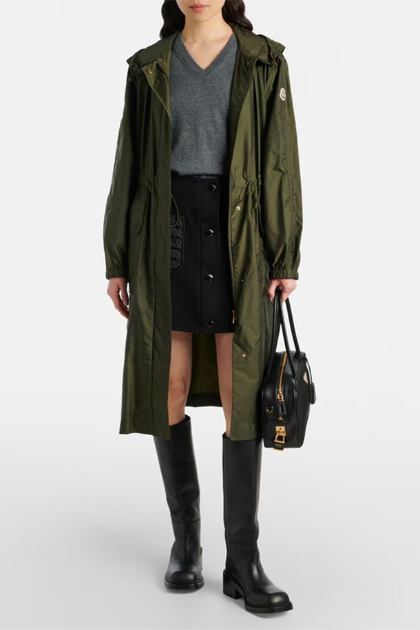 몽클레르 히엔구 히엔고스(HIENGOS) 여성 야상 바람막이 재킷은 봄, 가을 간절기에 활용하기 좋은 여성 아우터입니다. 블랙과 카키 두 가지 색상으로 출시되어, 캐주얼 및 밀리터리 스타일을 연출하기 용이합니다. 로즈핏으로 여성스러운 실루엣을 강조하며, 얇은 두께의 나일론 소재로 제작되어 가볍고 편안한 착용감을 선사합니다. 집업 스타일의 긴소매 야상 재킷으로 후드, 방수, 바람막이 기능을 갖춰 변덕스러운 날씨에도 든든하게 당신을 보호합니다. 여행룩, 산책룩 등 다양한 TPO에 미니멀, 고프코어 스타일로 폭넓게 활용할 수 있습니다.
