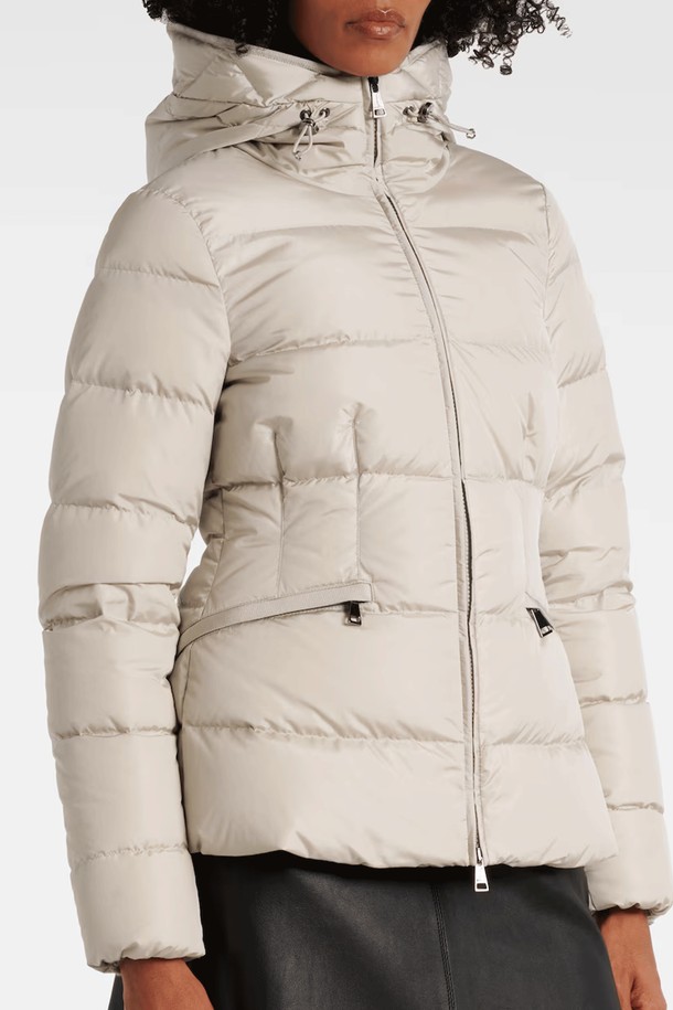 몽클레르 아보체 (AVOCE) 여성 다운 패딩은 추운 겨울, 산책룩과 같은 일상생활에서 캐주얼, 스포티, 미니멀한 스타일을 연출하기에 좋은 아이템입니다. 베이지 및 아이보리 색상으로 출시되어 다양한 룩에 매치하기 용이하며, 부드러운 촉감의 나일론과 다운 소재를 사용하여 제작되었습니다. 크롭 기장의 레귤러핏으로 디자인되었으며, 긴 소매와 집업 여밈 방식, 후드 및 퀄팅 디테일이 특징입니다. 두꺼운 두께감으로 뛰어난 보온성을 제공하며, 경량 설계로 편안한 착용감을 선사합니다.
