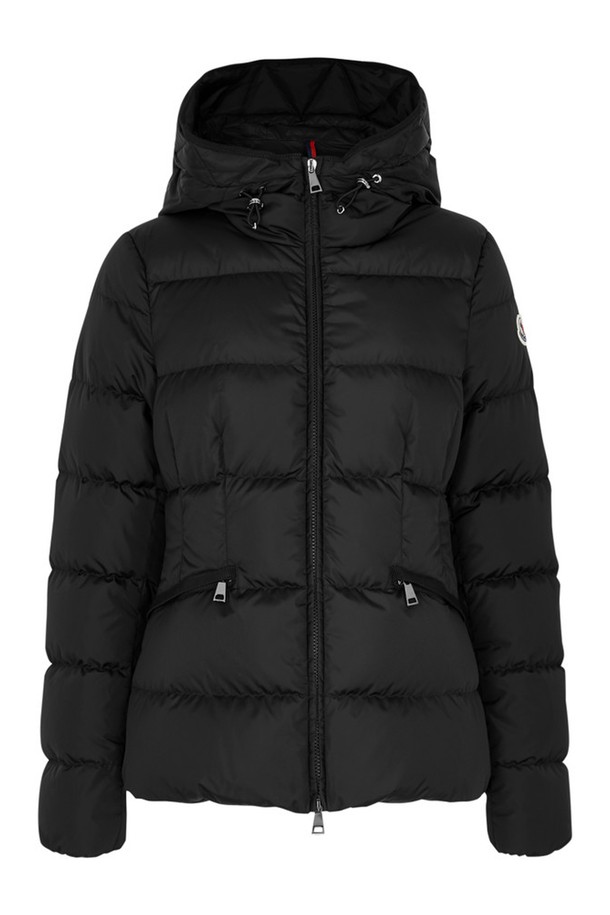 몽클레르(Moncler) 아보체 여성 다운 패딩 AVOCE는 겨울철 캐주얼룩을 위한 여성 다운 패딩입니다. 블랙과 나이트 블루 두 가지 색상으로 출시되었으며, 슬림핏 디자인과 레귤러 기장으로 제작되었습니다. 집업 스타일의 후드 디자인으로 보온성을 높였으며, 일상생활과 여행 시 편안하게 착용할 수 있습니다. 무지 패턴으로 미니멀하고 클래식한 스타일을 연출하며, 두꺼운 두께감으로 추운 날씨에도 따뜻함을 유지해 줍니다. 
