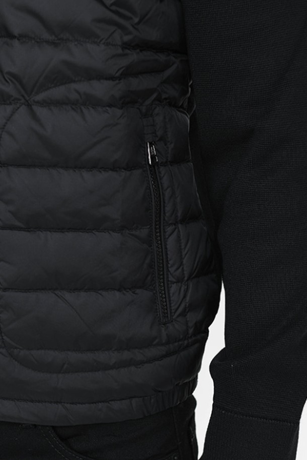 몽클레르(Moncler) 남성 가디건 니트 패딩 CARDIGAN은 가을, 겨울 시즌에 어울리는 남성용 아우터입니다. 블랙(Black) 및 네이비(Navy) 컬러로 출시되었으며, 캐주얼 및 미니멀 스타일을 선호하는 분들께 적합합니다. 니트 소재와 패딩의 조합으로 부드러운 촉감과 두꺼운 두께감을 자랑하며, 집업 스타일과 레귤러핏으로 편안한 착용감을 제공합니다. 출근룩과 비즈니스 캐주얼에 활용하기 좋으며, 긴 소매와 레귤러 기장으로 디자인되었습니다.
