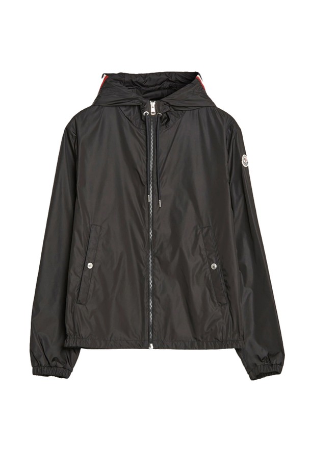 몽클레르 그림퍼스 남자 자켓 바람막이 GRIMPEURS는 남성용으로, 일상과 스포츠 활동에 적합한 아우터입니다. 블랙 컬러의 무지 디자인으로, 봄, 가을 간절기에 활용하기 좋습니다. 나일론 소재로 제작되어 얇고 부드러운 촉감을 제공하며, 방수 및 방풍 기능을 갖춰 활동성을 높였습니다. 레귤러핏에 긴 소매, 후드와 집업 여밈 방식으로 편안하게 착용할 수 있으며 스포티, 캐주얼, 미니멀 스타일을 연출하기 좋습니다.
