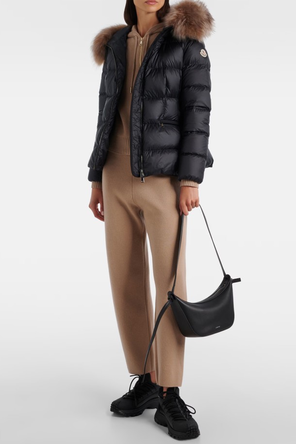 몽클레르 보에드 여성 패딩 BOED는 클래식하고 미니멀한 스타일을 추구하는 여성들을 위한 겨울철 필수 아이템입니다. 부드러운 양모 소재와 두꺼운 두께감으로 뛰어난 보온성을 제공하며 일상생활에서 스타일리시하게 착용할 수 있습니다. 블랙 컬러의 무지 디자인에 허리 벨트와 퍼 카라 디테일이 더해져 세련된 분위기를 연출합니다. 집업 방식으로 간편하게 착용 가능하며, 크롭 기장과 숏패딩 디자인이 다리 라인을 더욱 길어 보이게 합니다. 긴 소매 기장의 패딩 안감으로 추운 날씨에도 따뜻하게 몸을 보호해 줍니다.
